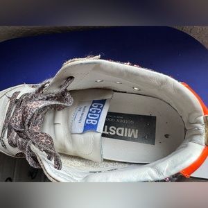 Hola vendo zapatos me urge esta como nuevos los use 3 veces la caja se quedaron